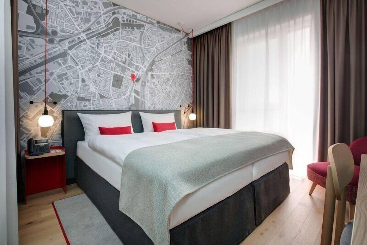 Business Room (Plus) | In-room safe, desk, soundproofing, WiFi (free)