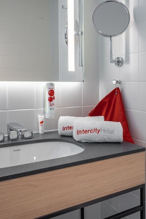 Shower, hair dryer, towels - IntercityHotel Duisburg (Duisburg)