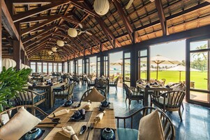 4 间餐厅，供应早餐、午餐和晚餐，国际美食