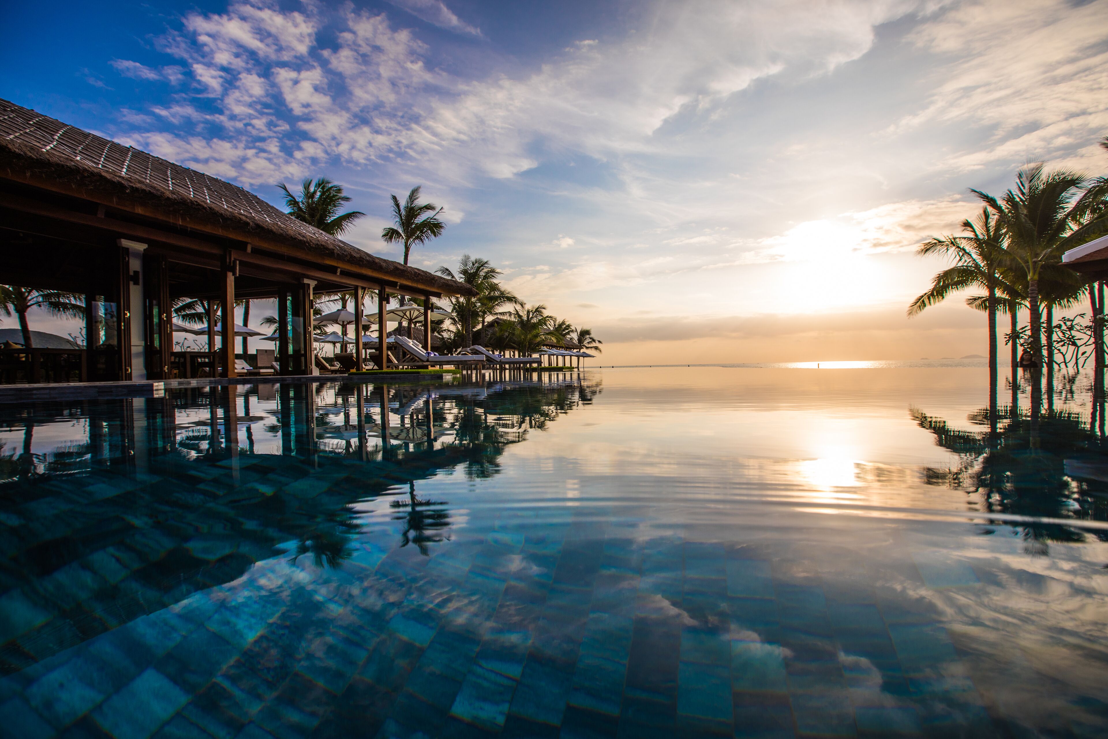 3 outdoor pools, open 6:00 AM to 6:00 PM, pool umbrellas, pool loungers
