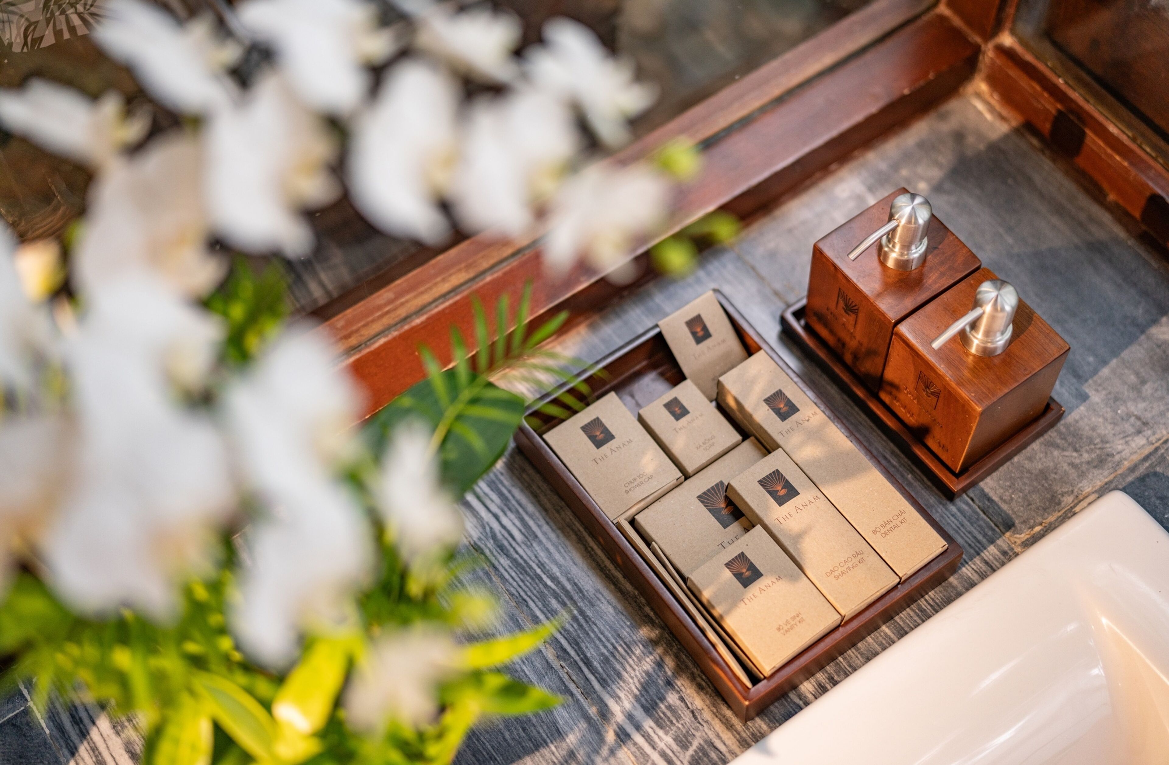 separate bathtub and shower, rainfall showerhead
