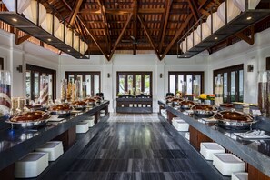 Daily buffet breakfast (VND 500000 per person)