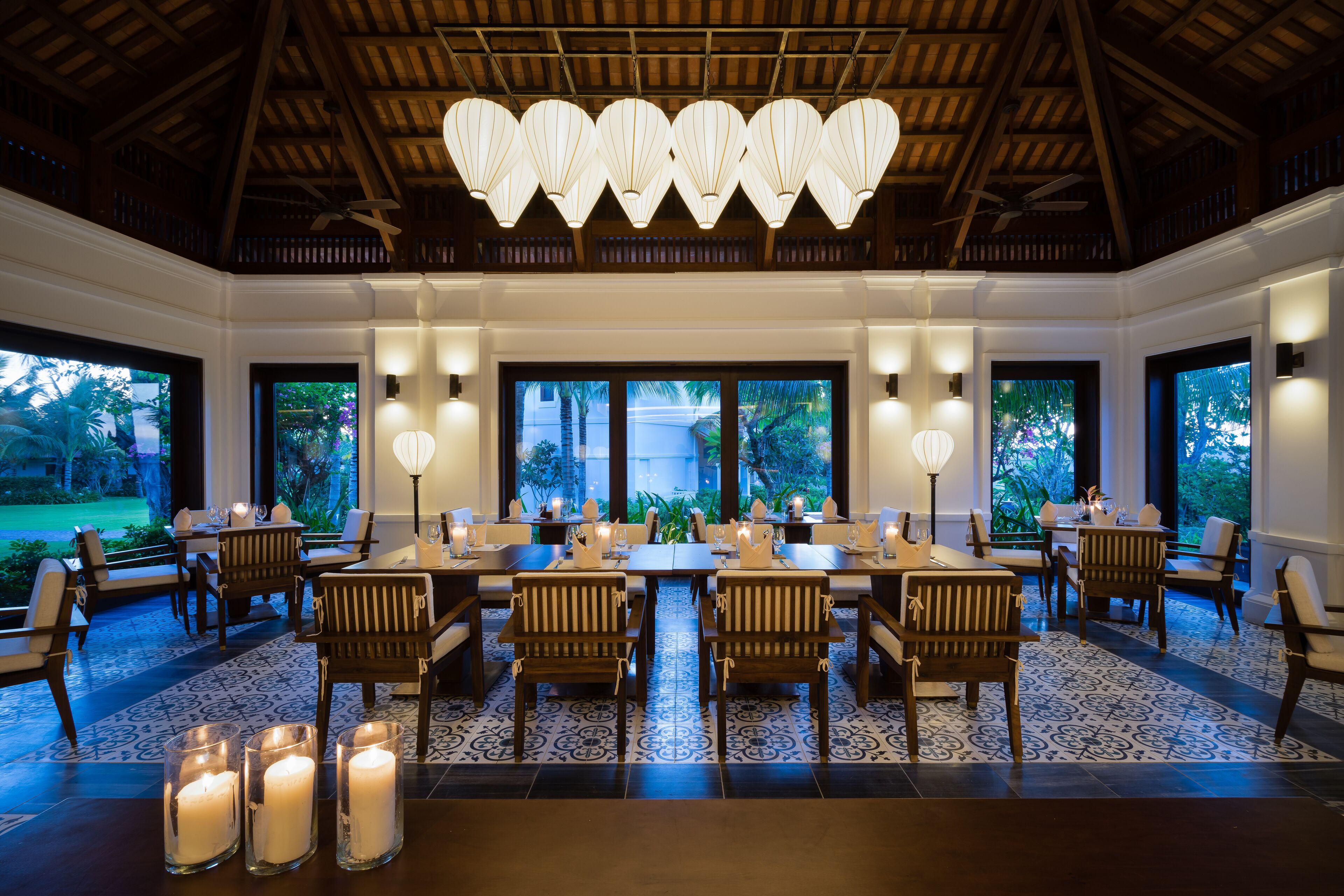 4 restaurants, breakfast, lunch, dinner served; international cuisine