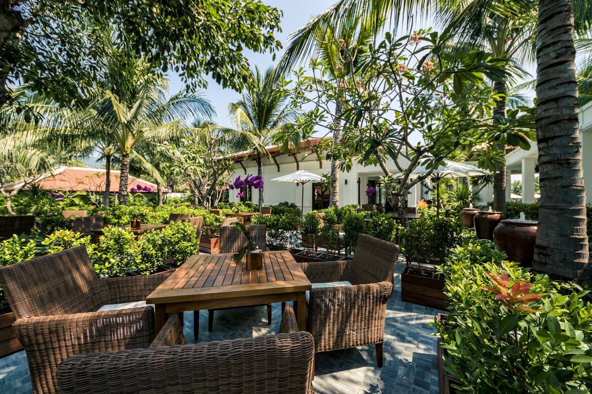 4 restaurants, breakfast, lunch, dinner served; international cuisine