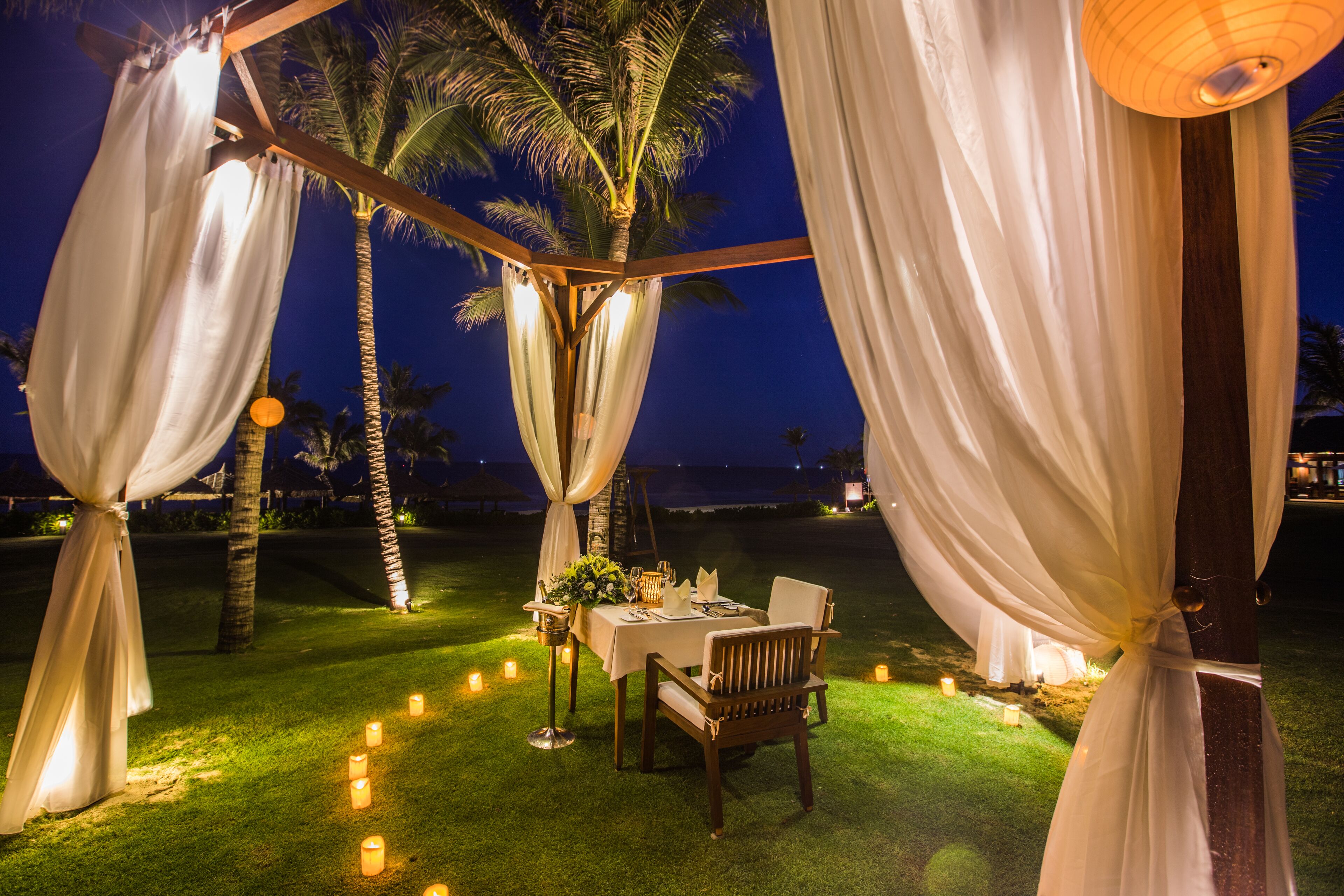 4 restaurants, breakfast, lunch, dinner served; international cuisine