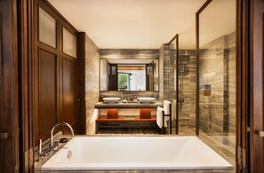 Baignoire et douche séparées, douche à « effet pluie »