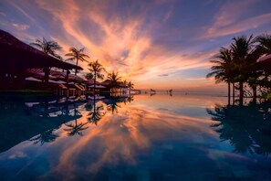 3 piscinas al aire libre, sombrillas, sillones reclinables de piscina