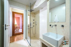 Familien-Suite, 1 Schlafzimmer, Stadtblick (A2) | Badezimmer