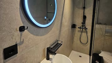 B6 Superior Suite with Balcony | Bathroom | Shower, rainfall showerhead, free toiletries, hair dryer