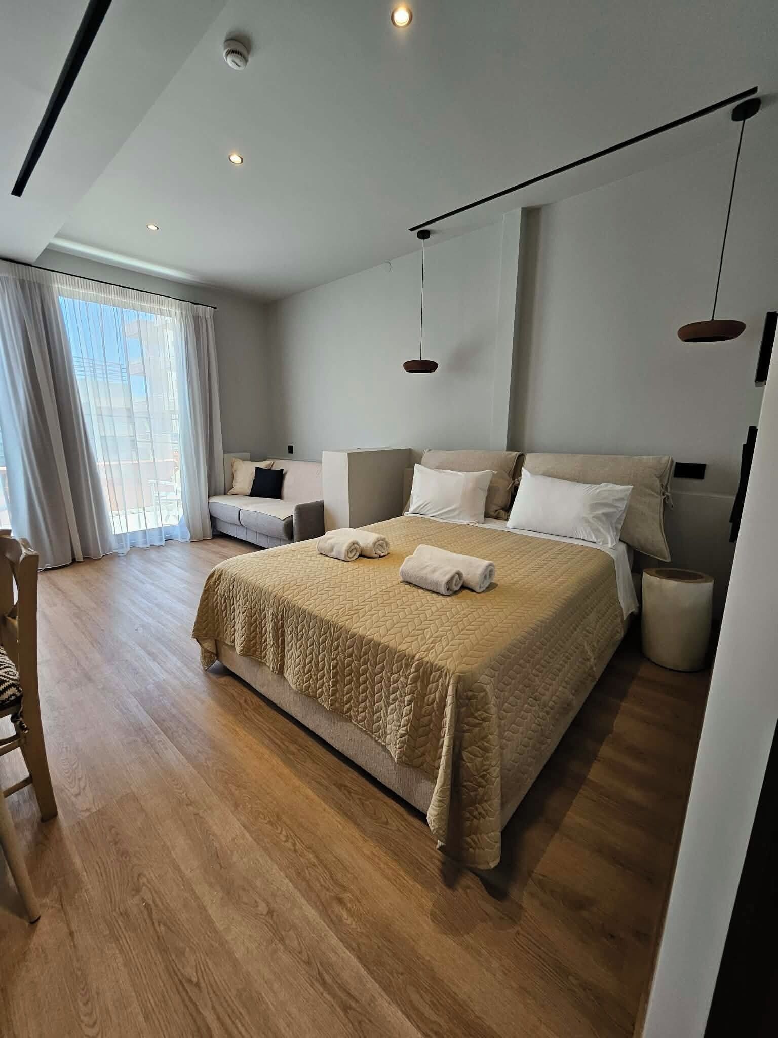 B6 Superior Suite with Balcony | Free minibar, in-room safe, soundproofing, iron/ironing board