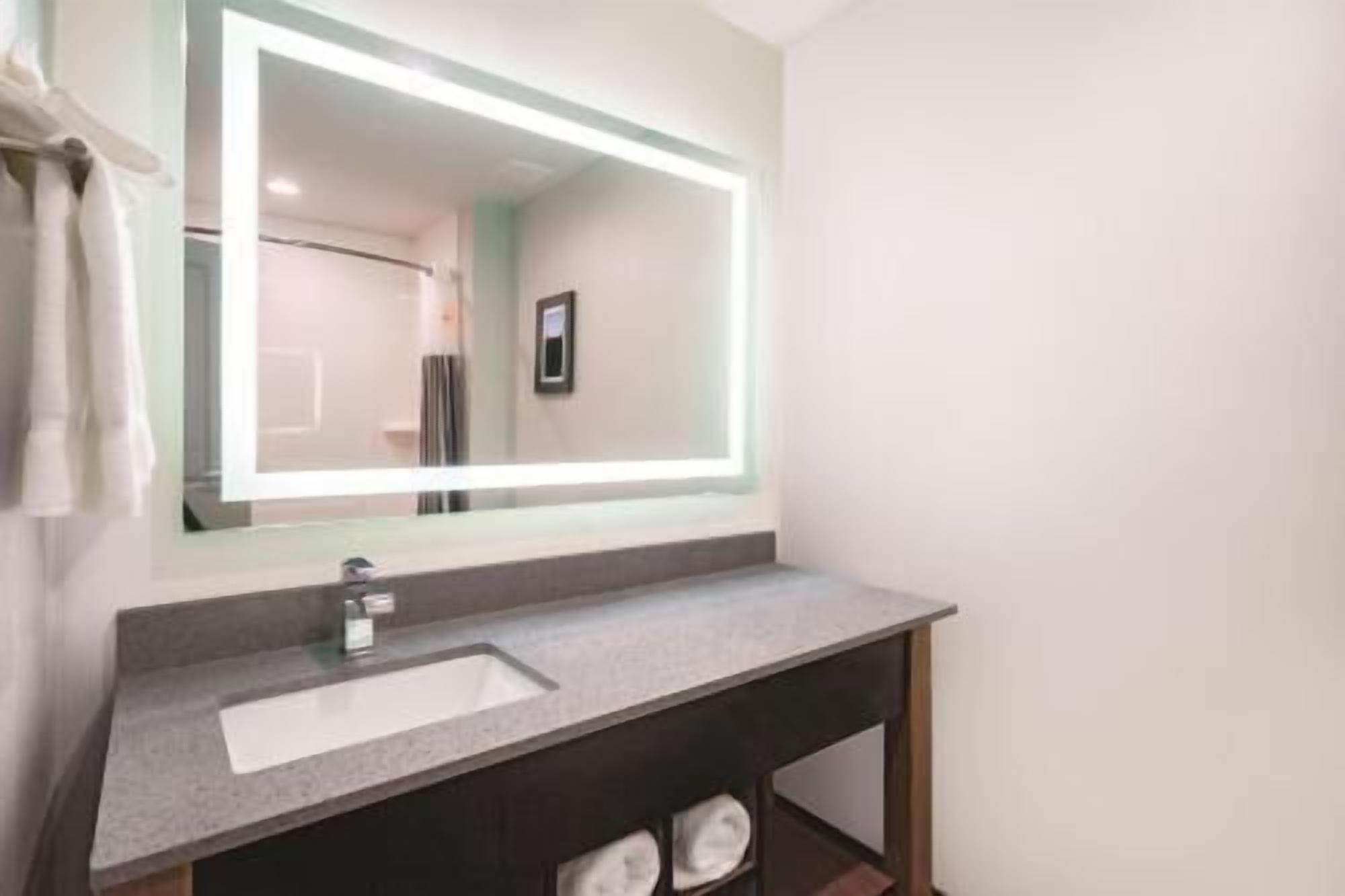 Een bad/douchecombinatie, gratis toiletartikelen, een haardroger