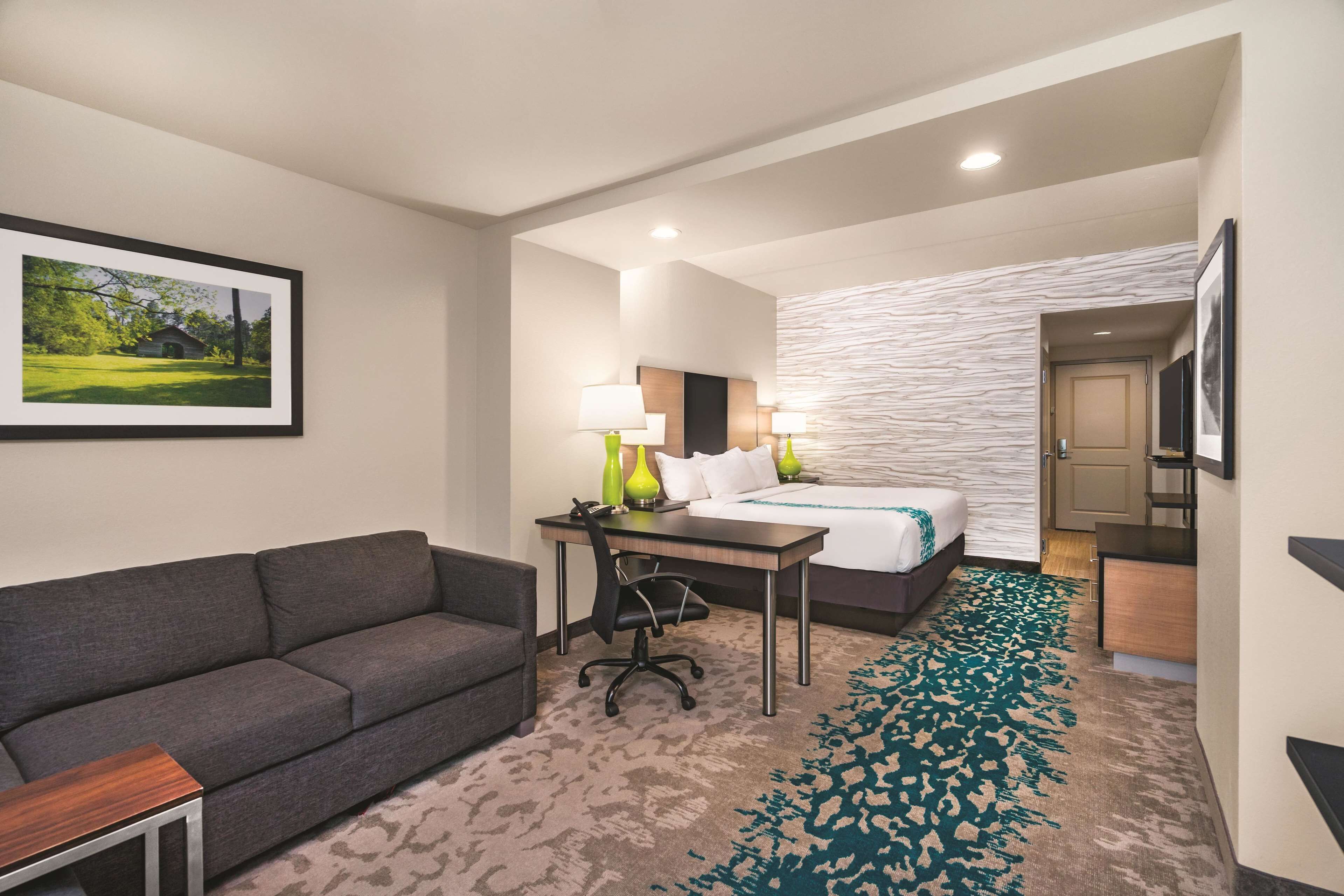 deluxe suite, 1 king bed, non smoking | premium bedding, down duvets, pillow-top beds, desk