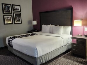 Egyptian cotton sheets, premium bedding, down duvets, pillow-top beds - La Quinta Inn & Suites by Wyndham Dallas Grand Prairie North (Grand Prairie)