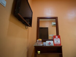 Coffre-fort, bureau, fer et planche à repasser, accès au Wi-Fi (inclus)