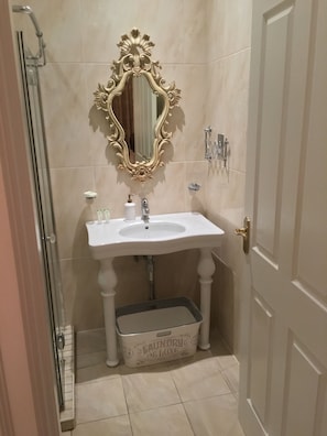 Chambre Double, salle de bains privée | Salle de bain