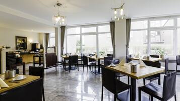 ๋งค์ผ ๋ทํ ๋ฌด๋ฃ ์์นจ ์์ฌ ํฌํจ