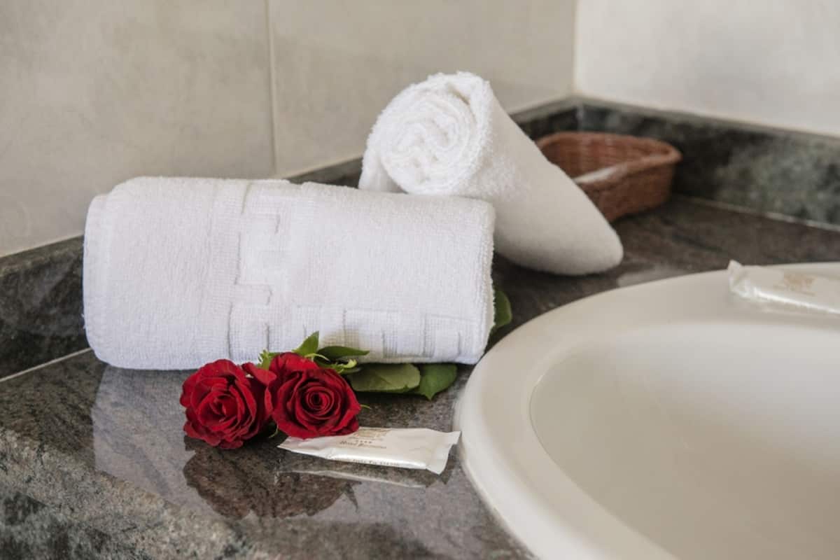 Shower, perlengkapan mandi gratis, pengering rambut, dan kloset