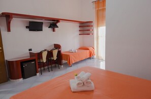 Triple Room | Desk, free WiFi - Hotel Bizantino (Massafra)