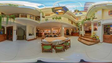 Se sirven comidas, cenas y cocina local