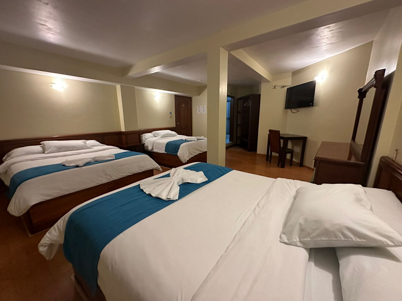 Escritorio, wifi gratis, ropa de cama