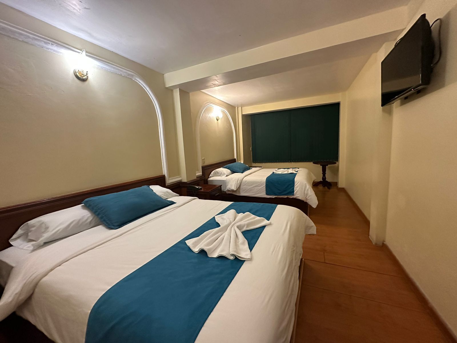 Escritorio, wifi gratis, ropa de cama
