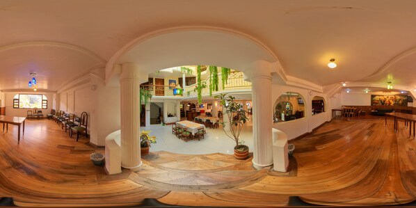 32-inch flat-screen TV with cable channels, TV - Hotel Donde Marcelo (Baños de Agua Santa)