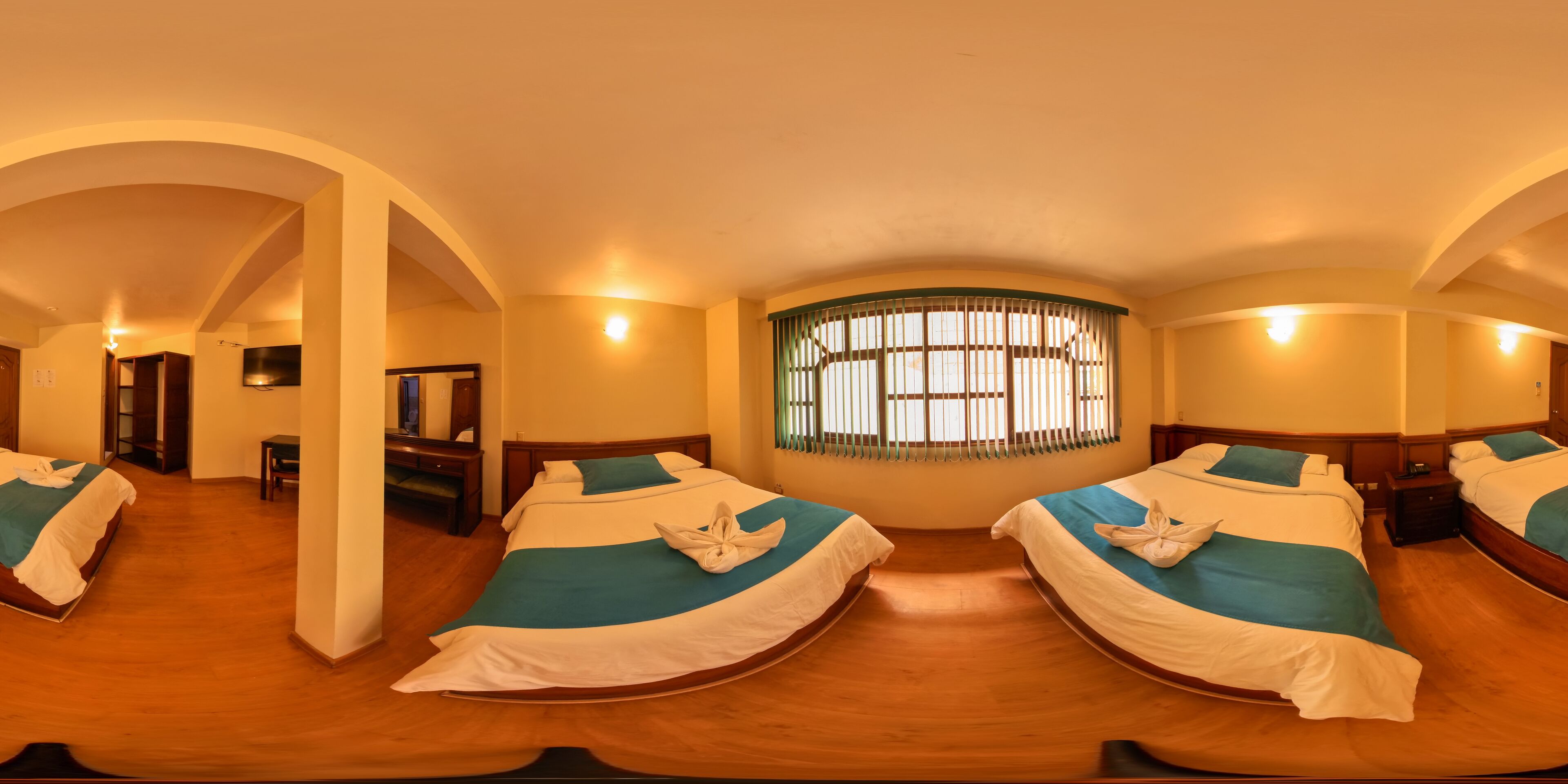 Escritorio, wifi gratis y ropa de cama 