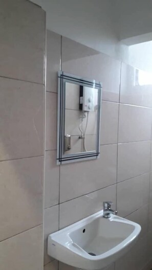 Bathroom - NIDA Rooms Batu Ferringhi Sungai Emas Gem at Mutiara Ferringhi Hotel (George Town)
