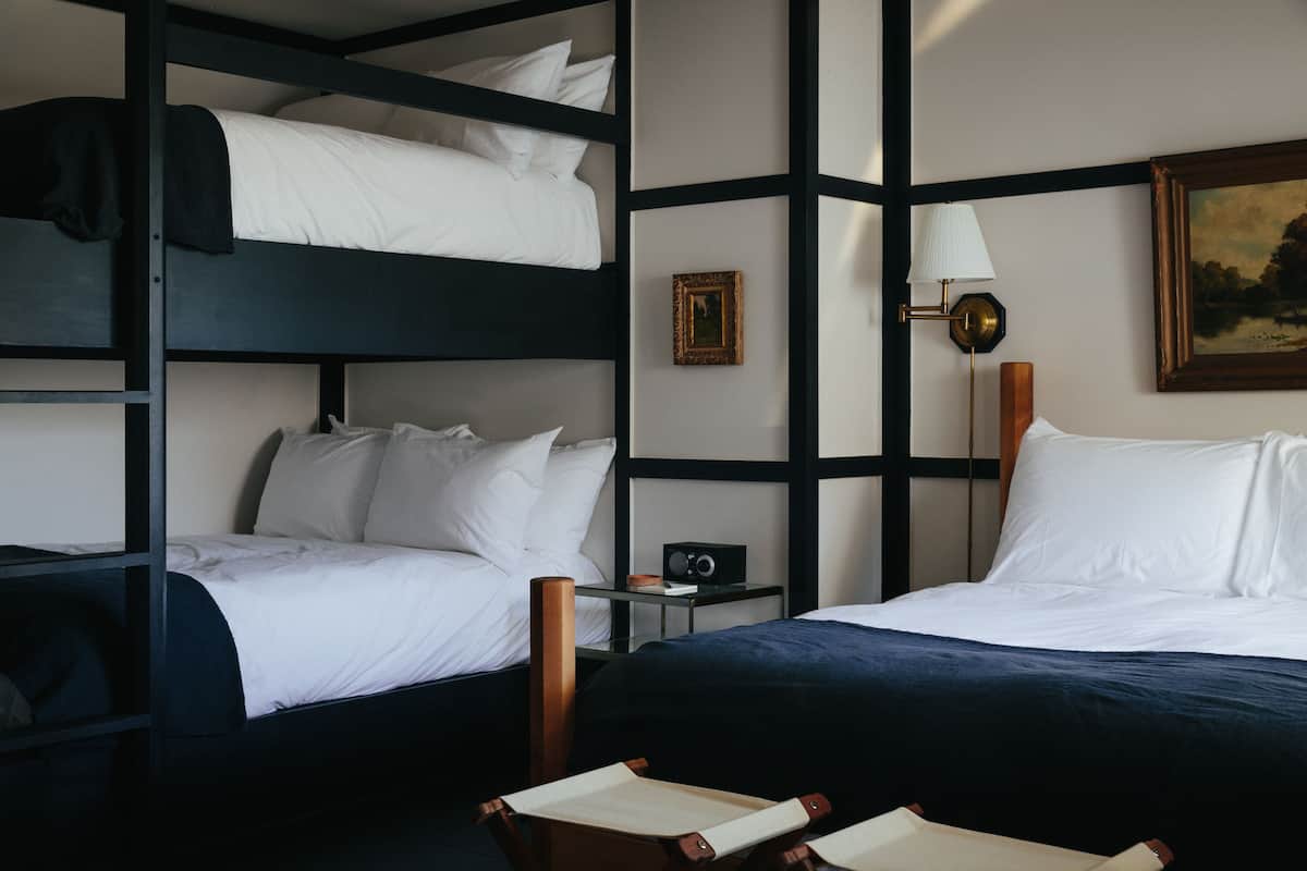Phòng Deluxe, nhiều giường | Bộ trải giường bằng vải Frette của Ý, bộ đồ giường cao cấp, minibar