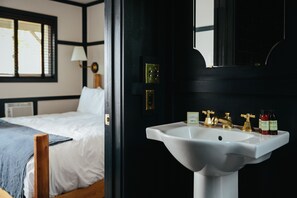 Shower, rainfall showerhead, designer toiletries, hair dryer - Brentwood Hotel (Saratoga Springs)