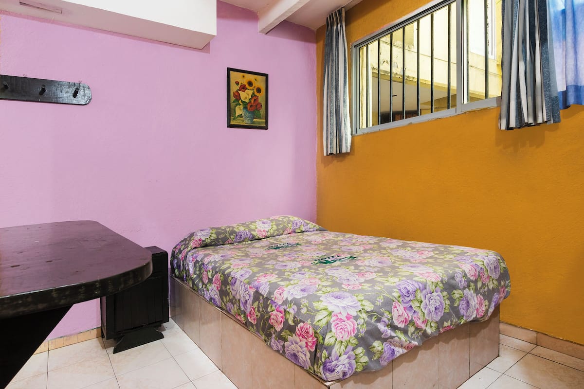 1 habitación, sistema de insonorización, wifi gratis y ropa de cama
