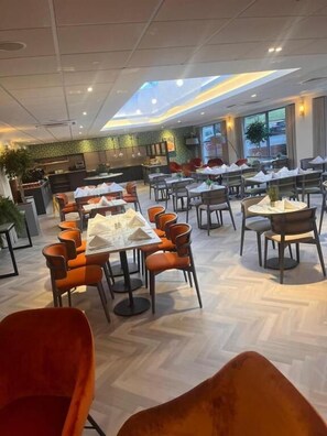 حيث تُقدم وجبات الإفطار، الغداء، العشاء، الأطباق العالمية