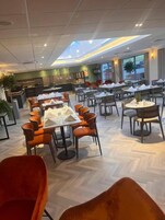 Se sirven desayunos, almuerzos y cenas; cocina internacional