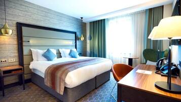 Deluxe Room | In-room safe, desk, blackout drapes, iron/ironing board