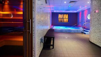 Un área de spa con suelo a cuadros, un banco y una bañera de hidromasaje.