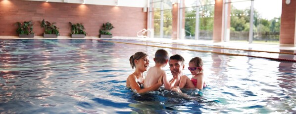 Piscine couverte, accès possible de 06 h 00 à 22 h 00, chaises longues 