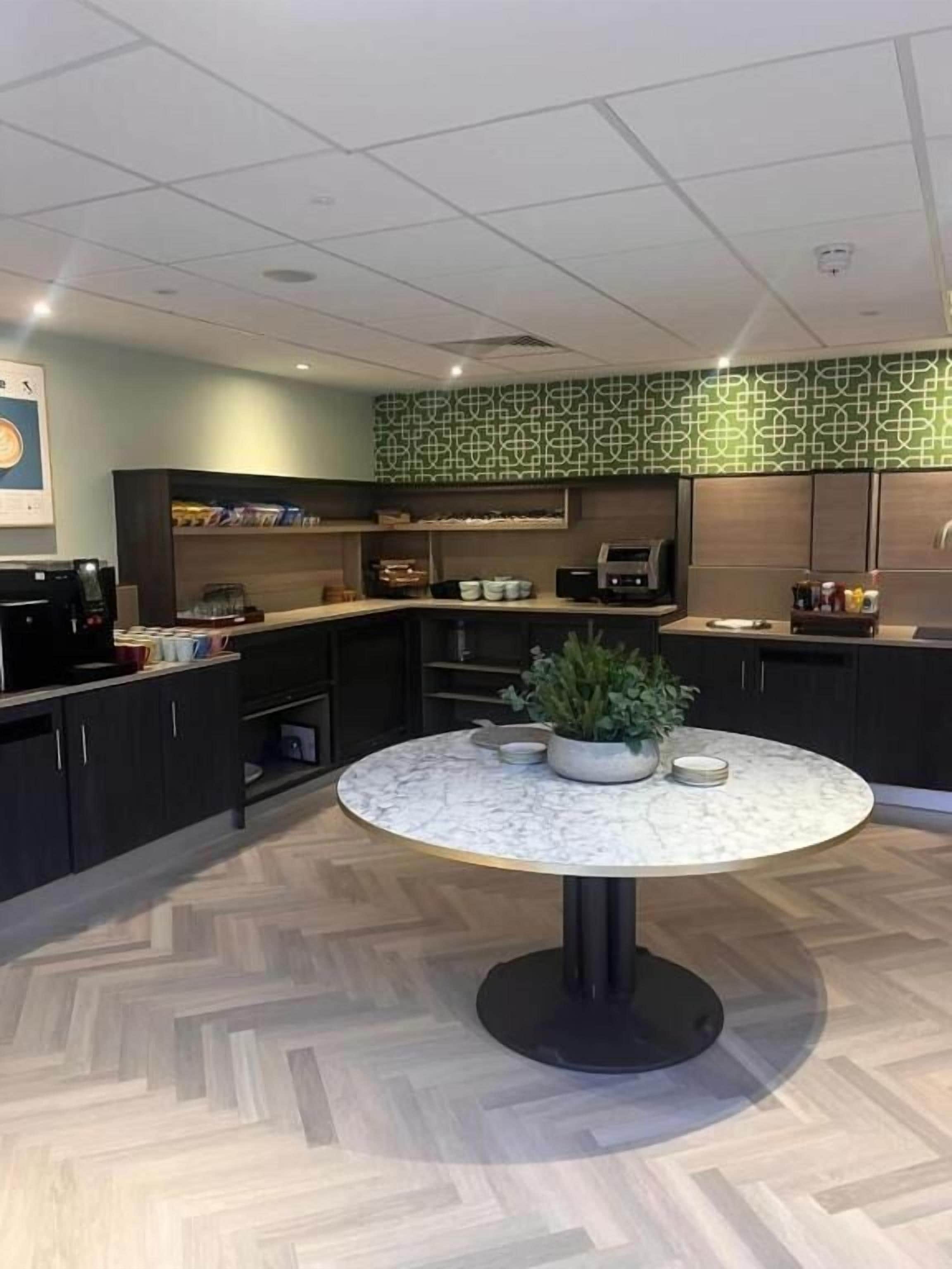 breakfast, lunch, dinner served; international cuisine