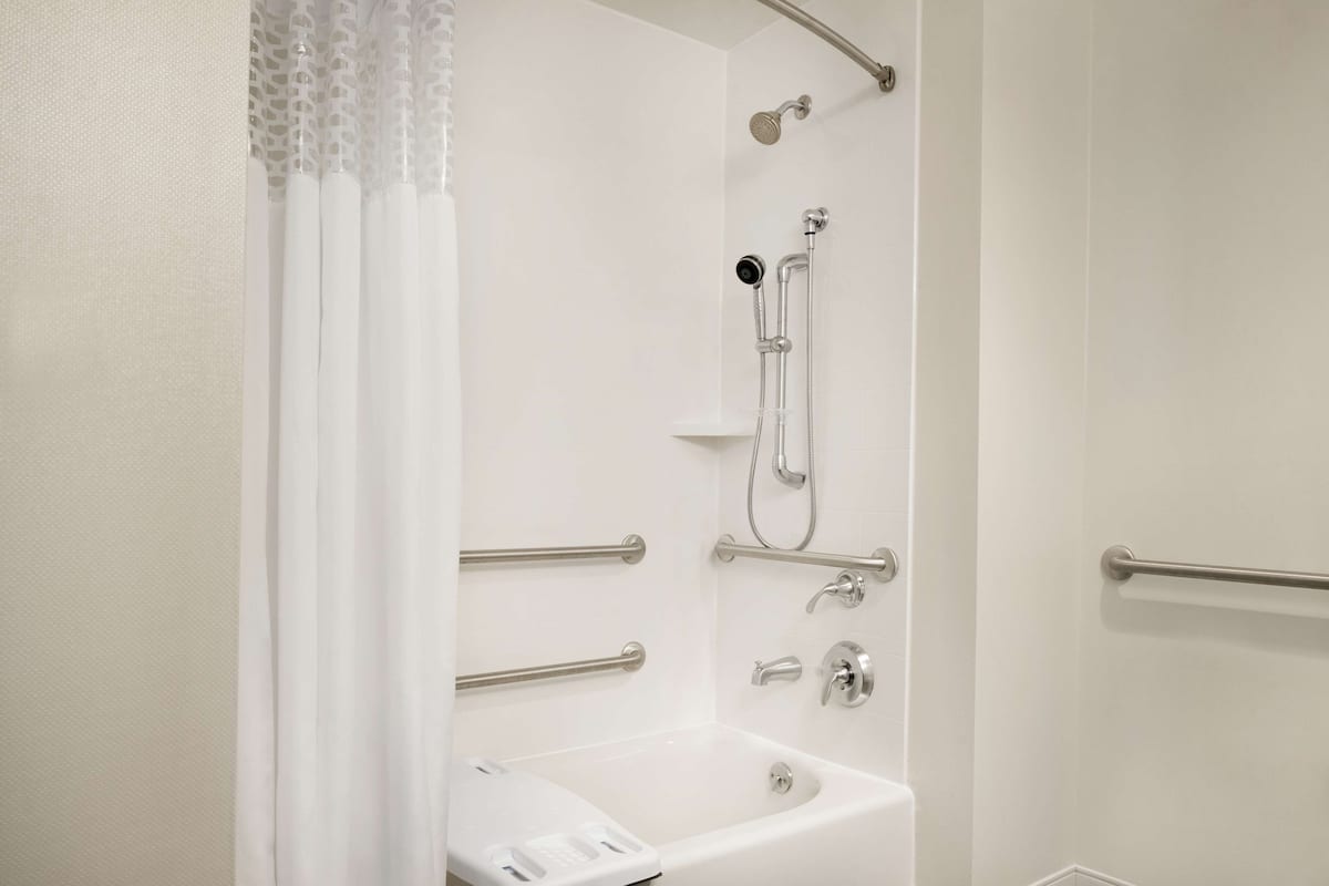 Combined shower/tub, free toiletries, towels