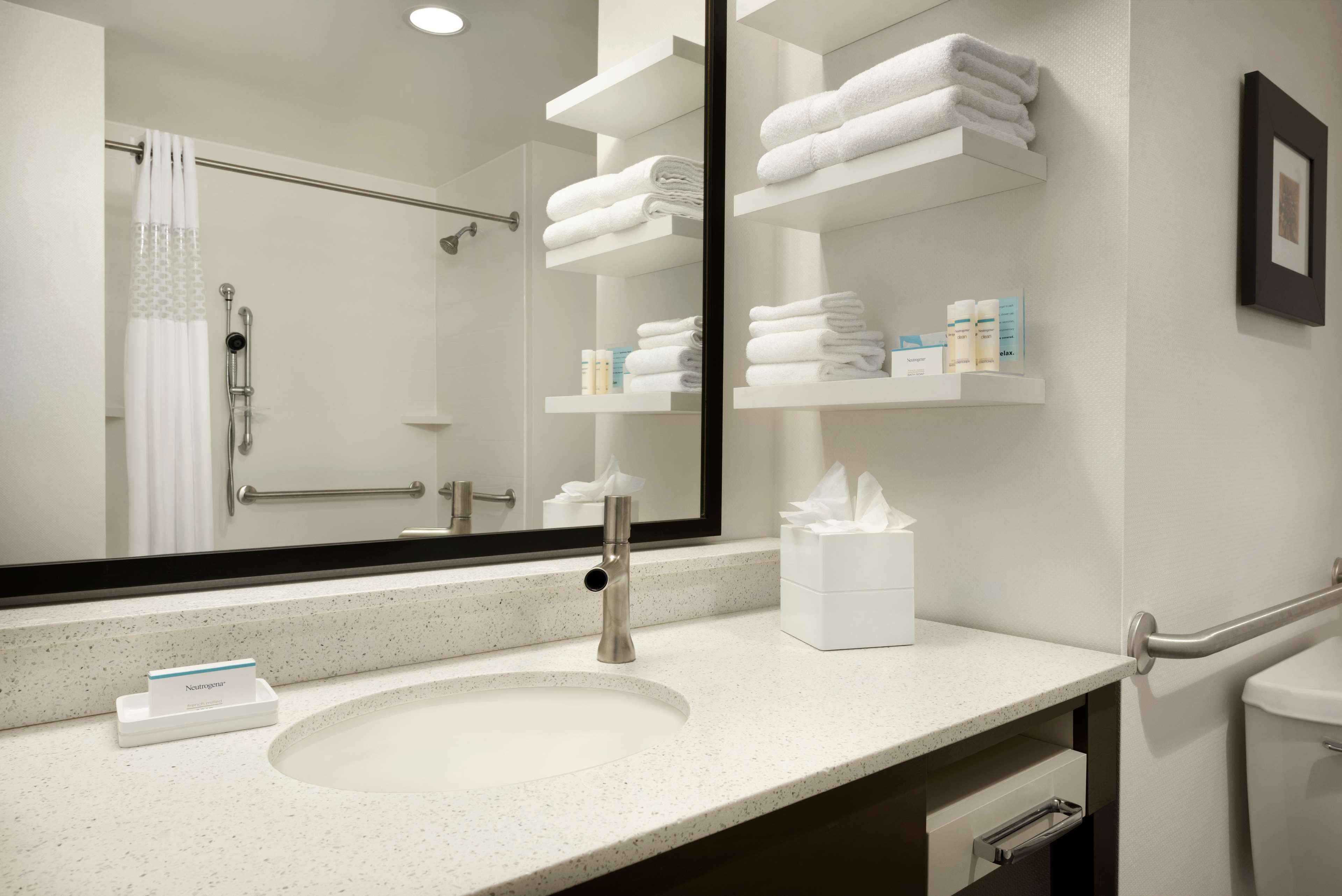 combined shower/bathtub, free toiletries, towels