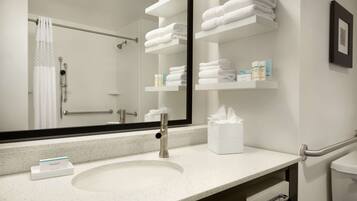 Ensemble douche/baignoire, articles de toilette gratuits