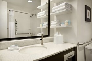 Ensemble baignoire-douche, articles de toilette (gratuits)