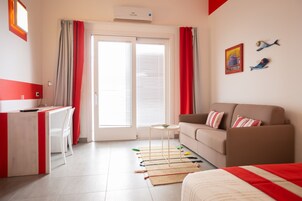 Quadrupla familiare | Minibar, una cassaforte in camera, una scrivania, Wi-Fi gratuito