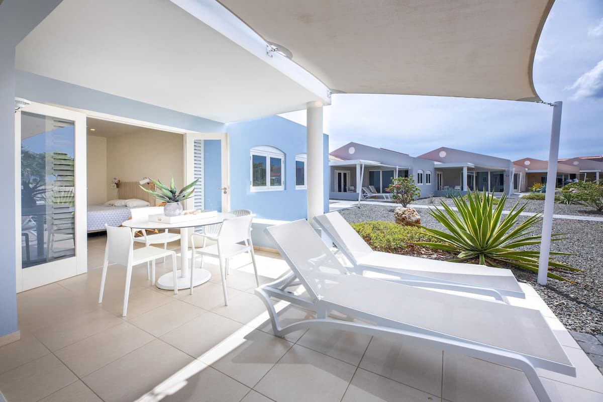 Superior Apartment, 2 Bedrooms, Garden View | 1 bedroom, premium bedding, in-room safe, laptop workspace