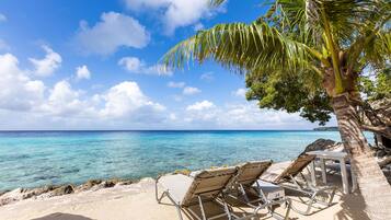 Plage, chaises longues, parasols, plongée sous-marine