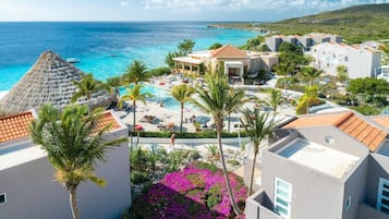 2 outdoor pools, pool loungers