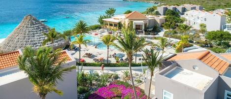 2 outdoor pools, pool loungers