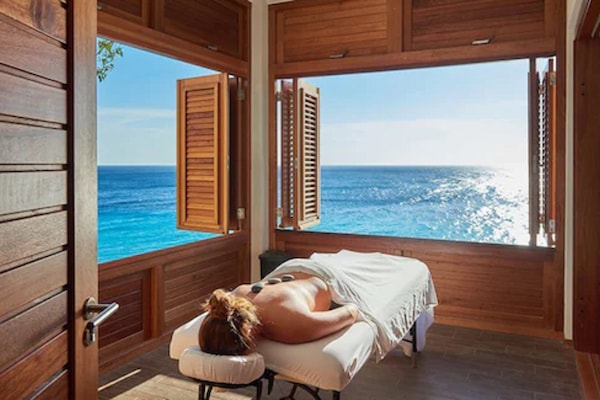 Couples treatment rooms, sauna, hot tub, steam room, body treatments