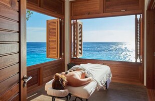 Salas de tratamiento para parejas, un sauna, una bañera de hidromasaje