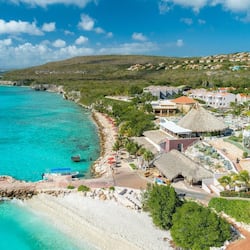 Sulla spiaggia, lettini da mare, ombrelloni, immersioni subacquee