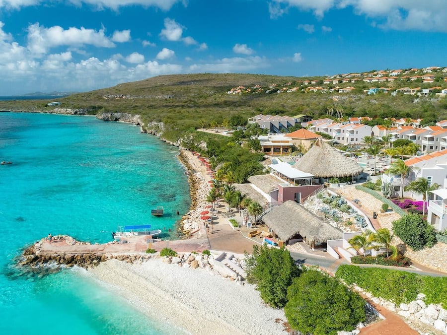 Di pantai, kerusi lepak pantai, payung, selam skuba